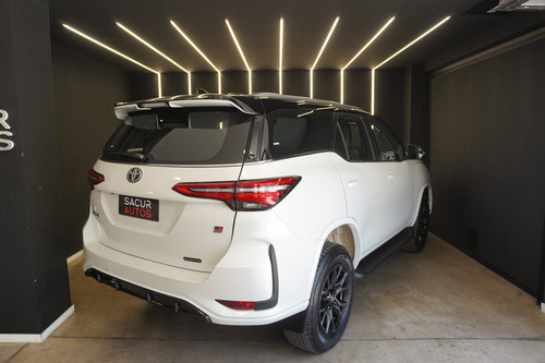 Toyota Hilux SW4 2.8 Tdi Gr-s 4x4 7as 6at 2025