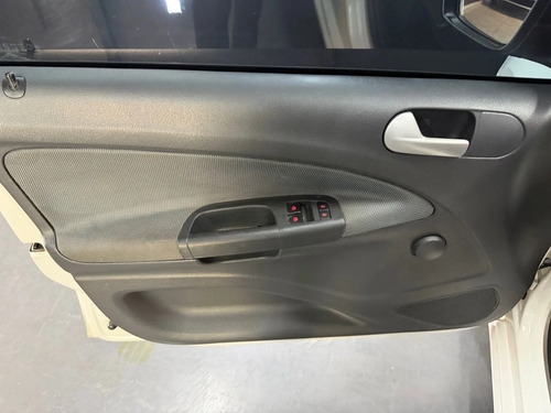 Volkswagen Gol 1.6 TREND 5P L12 2012