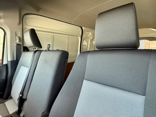 Toyota Hiace 2.8 Tdi Furgón 6at L2h2 3a 5p 2025