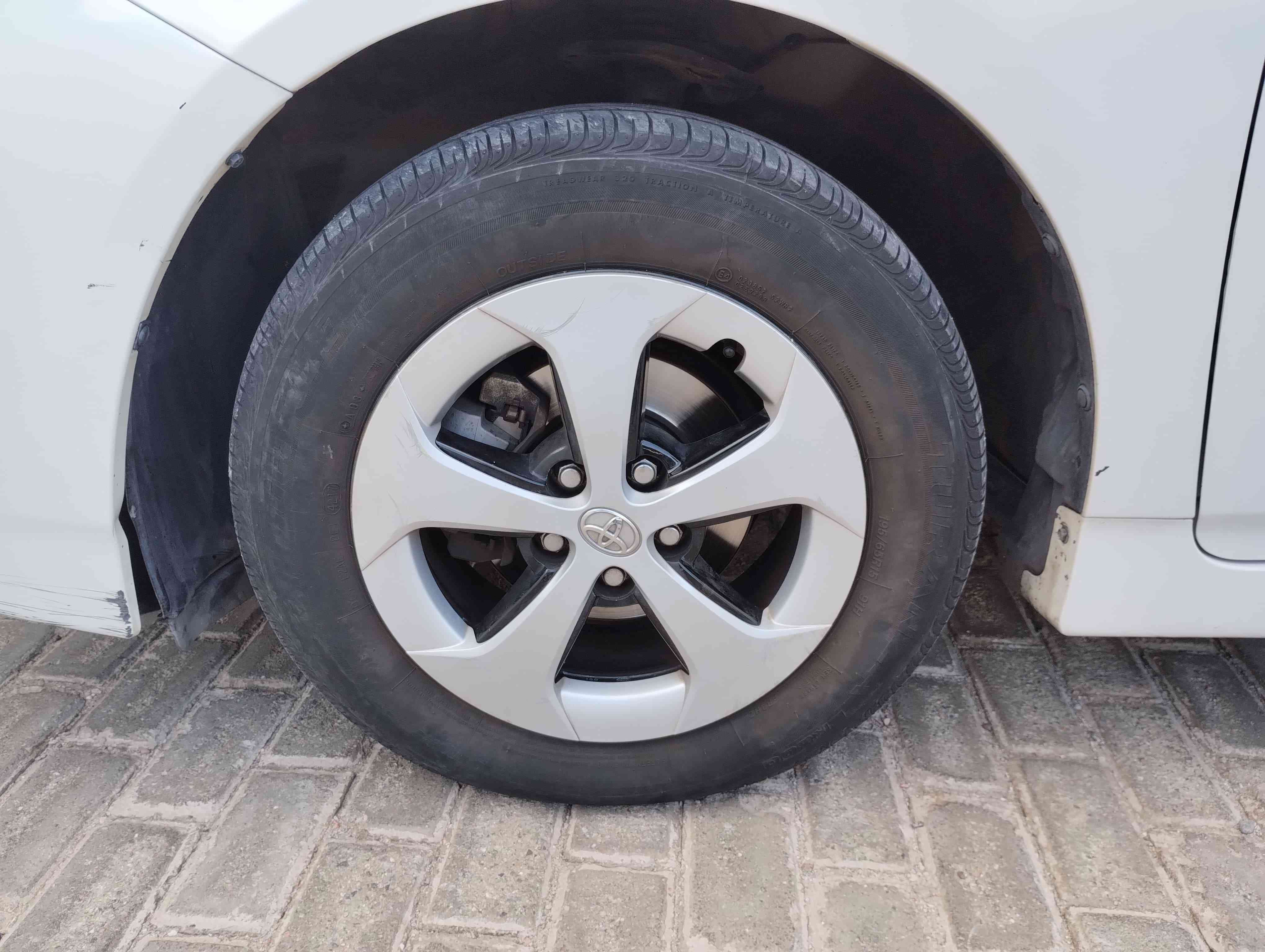 Toyota Prius 1.8 CVT L/12 2013