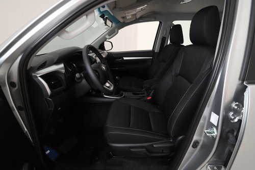 Toyota Hilux Pick-Up 2.8 Cd Sr 204Cv 4X4 2025