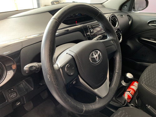 Toyota Etios 1.5 Cross 2015
