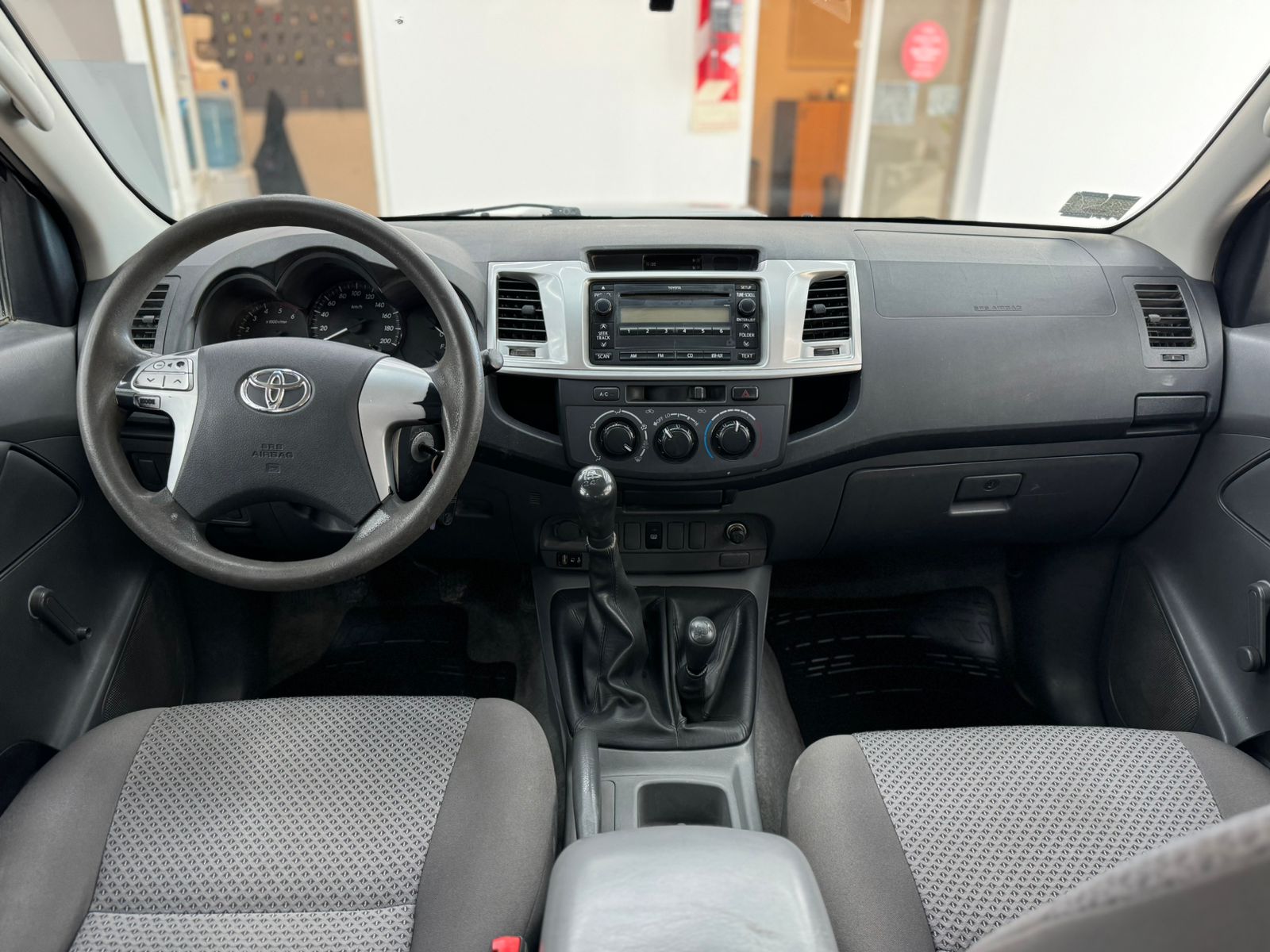 Toyota Hilux DX 2,5 4X4 MT 2012