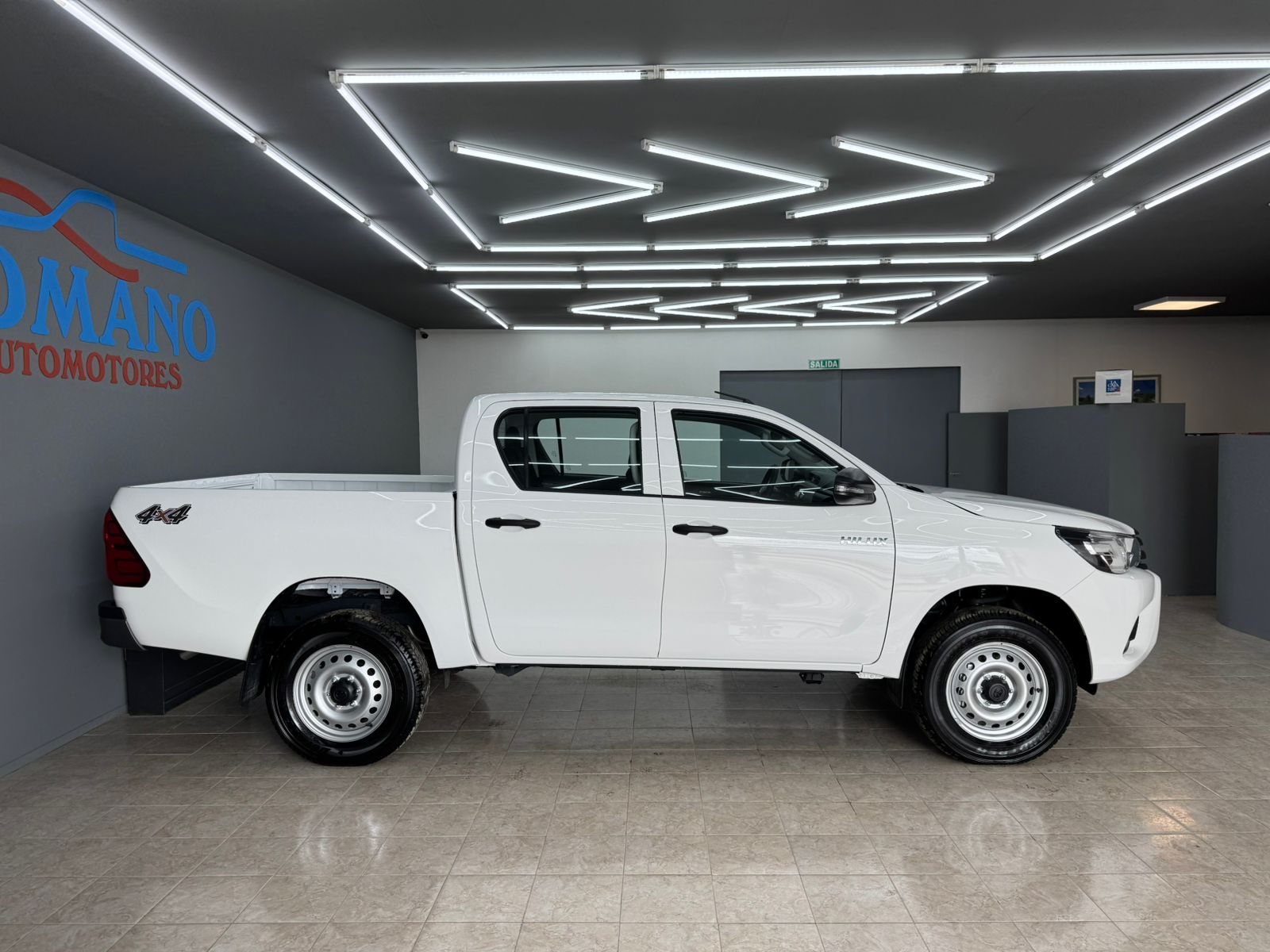 Toyota Hilux DX 4X4 MT 2,4 2024