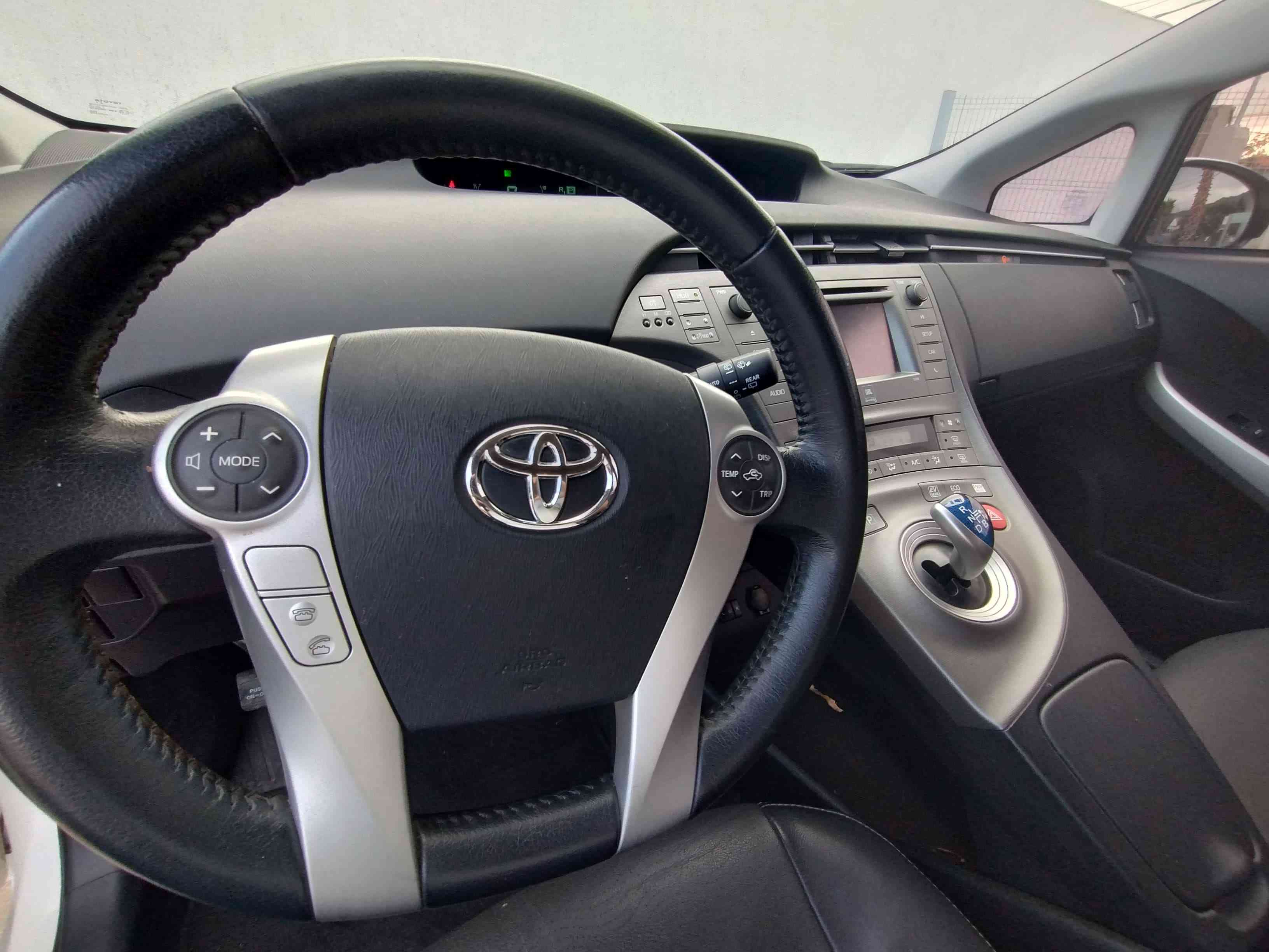 Toyota Prius 1.8 CVT L/12 2013