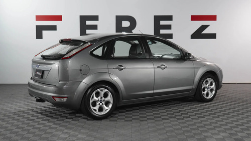 Ford Focus 2 2.0 Ghia Mt 2010
