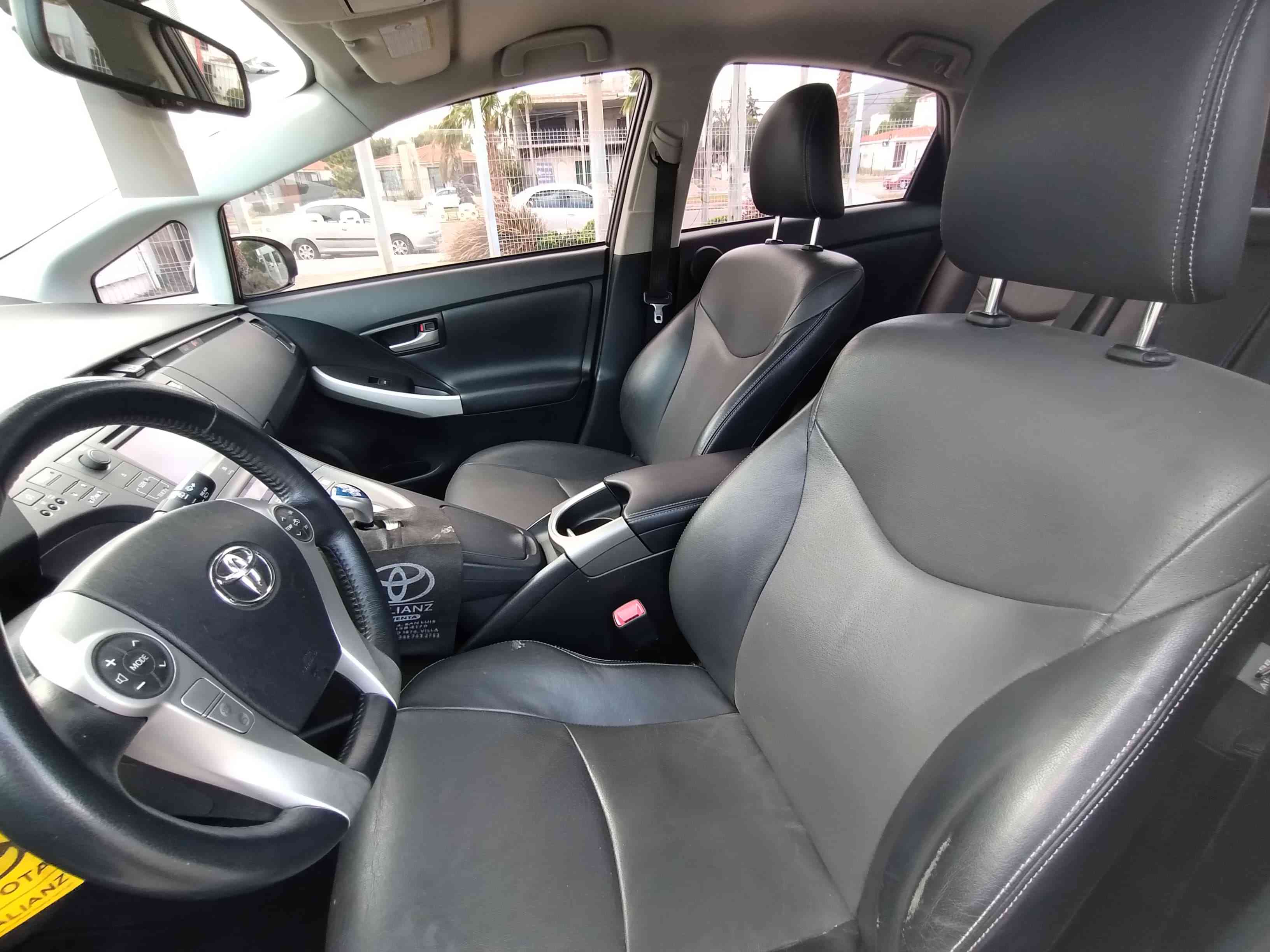 Toyota Prius 1.8 CVT L/12 2013