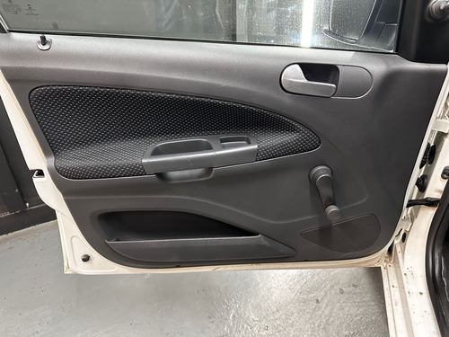 Volkswagen Gol 1.6 TREND 5P L12 2015