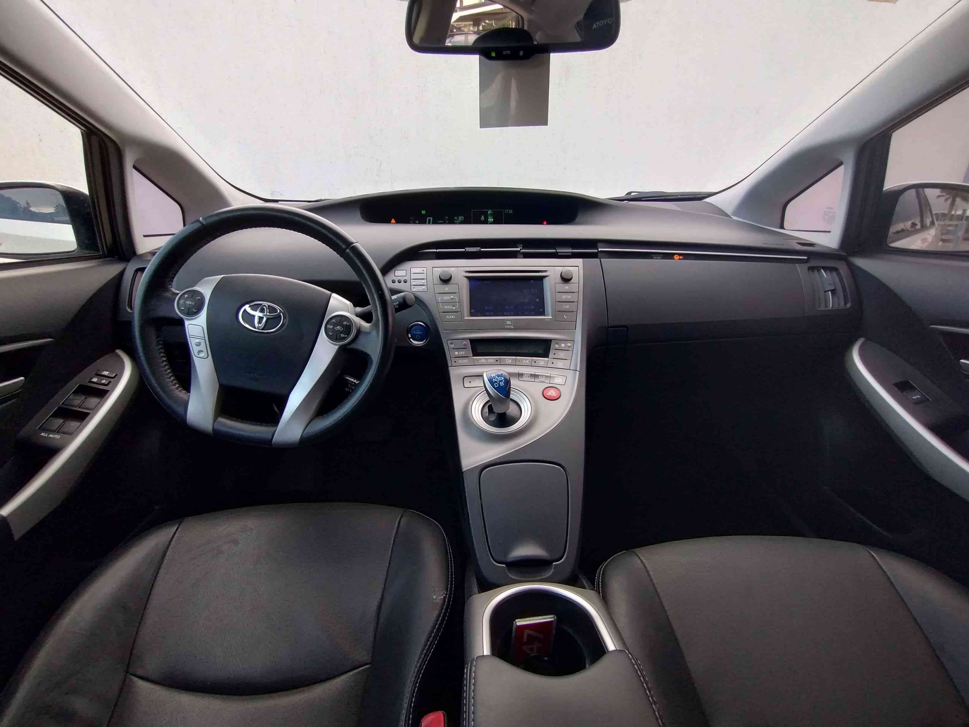 Toyota Prius 1.8 CVT L/12 2013