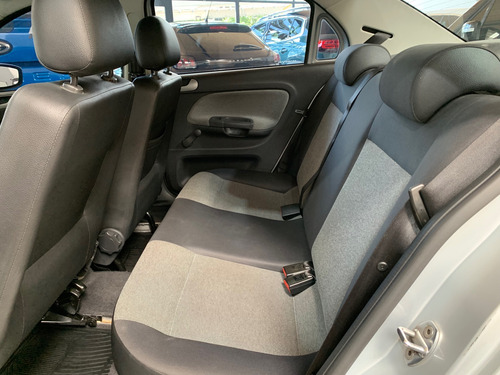 Volkswagen Voyage 1.6 Comfortline 101cv 2013